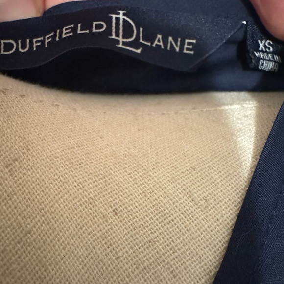 Duffield Lane FEYE FLUTTER SLEEVE IN NAVY STRETCH - Picture 8 of 8